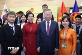Tổng Bí thư Tô Lâm và Phu nhân với cán bộ, nhân viên Đại sứ quán và cộng đồng người Việt Nam tại Hàn Quốc. (Ảnh: Thống Nhất/TTXVN)