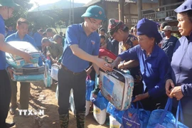 Bí thư Trung ương Đoàn, Chủ tịch Trung ương Hội Liên hiệp Thanh niên Việt Nam Nguyễn Tường Lâm thăm hỏi, tặng quà người dân bị thiên tai xã Huổi Một, tỉnh Sơn La. (Ảnh: TTXVN phát)
