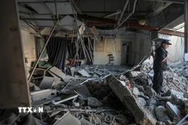 Tòa nhà bị phá hủy sau cuộc không kích của Israel xuống thành phố Gaza ngày 13/4/2025. (Ảnh: THX/TTXVN)