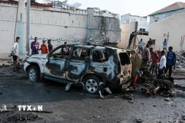 Hiện trường một vụ tấn công tại Mogadishu, Somalia. (Ảnh: THX/TTXVN)