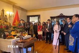 Đại diện cho các cộng đồng người Việt trên toàn Canada tham dự sự kiện Giỗ tổ Hùng Vương năm 2025. (Ảnh: Hà Linh/TTXVN)