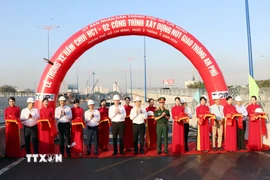 Các đại biểu thực hiện nghi thức thông xe hầm chui HC1-02. (Ảnh: Tiến Lực/TTXVN)