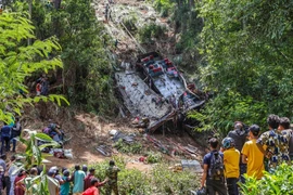 Hiện trường vụ tai nạn xe buýt lao xuống vực tại Kotmale, Sri Lanka, ngày 11/5. (Ảnh AFP)