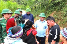 Bí thư Tỉnh ủy Tuyên Quang Hầu A Lềnh động viên, chia sẻ nỗi đau thương mất mát với thân nhân các gia đình có người bị nạn tại thôn Má Lầu A, xã Lũng Cú. (Ảnh: Duy Tuấn/TTXVN phát)