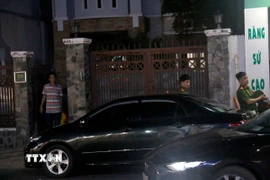 Cơ quan Cảnh sát điều tra tại nhà ông Nguyễn Văn Thành, cựu Giám đốc Bệnh viện Đa khoa Bình Thuận vào tối ngày 3/10. (Ảnh: Nguyễn Thanh/TTXVN)