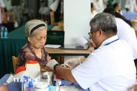 Người cao tuổi tại Viện dưỡng lão Tâm An (Thành phố Hồ Chí Minh) được khám sức khỏe. (Ảnh: Đinh Hằng/TTXVN)