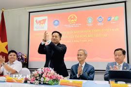 Tổng lãnh sự Đinh Hoàng Linh (đứng) tại sự kiện kỷ niệm Ngày tôn vinh tiếng Việt tại Đông Bắc Thái Lan. (Ảnh: TTXVN phát)