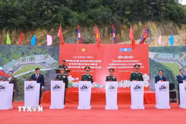 Hai Phó Thủ tướng, Bộ trưởng Quốc phòng ấn nút khởi công công trình Trạm phối hợp công tác, Đại đội Biên phòng 252. (Ảnh: Trọng Đức/TTXVN)