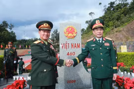Đại tướng Phan Văn Giang và Đại tướng Khamliang Outhakaysone bên cột mốc 460 Cửa khẩu Thanh Thủy. (Ảnh: Trọng Đức/TTXVN)