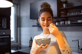 Nhai chậm giúp hạn chế calo. (Ảnh: iStock)