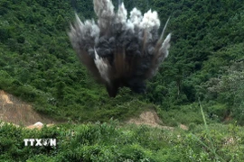 Hiện trường quả bom CBU-87 được hủy nổ an toàn thành công. (Ảnh: Thanh Hải/TTXVN)