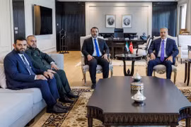 Bộ trưởng Ngoại giao Syria Asaad Hassan al-Shibani, cùng với Giám đốc Cơ quan Tình báo Quốc gia Hussein Al-Salama và Bộ trưởng Quốc phòng Murhaf Abu Qasra, gặp người đồng cấp Thổ Nhĩ Kỳ Hakan Fidan tại Ankara, Thổ Nhĩ Kỳ, ngày 13/8. (Ảnh: Reuters)