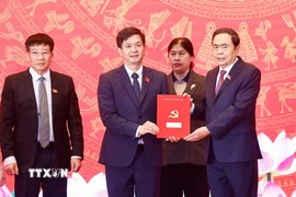 Bí thư Đảng ủy, Chủ tịch Quốc hội Trần Thanh Mẫn trao Quyết định thành lập Đảng bộ Văn phòng Quốc hội. (Ảnh: Doãn Tấn/TTXVN)