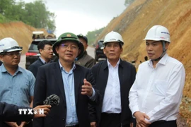 Bí thư Tỉnh ủy Bình Định Hồ Quốc Dũng yêu cầu nhà thầu đẩy nhanh tiến độ dự án. (Ảnh: Sỹ Thắng/TTXVN)