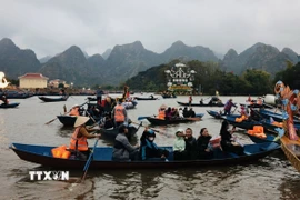 Du khách trảy hội chùa Hương 2025. (Ảnh: Trần Việt/TTXVN)