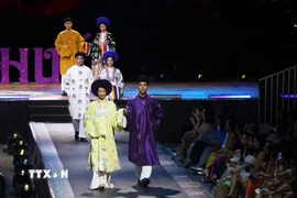 Trình diễn áo dài Huế. (Ảnh: Tường Vi/TTXVN)