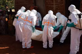 Nhân viên y tế chuyển thi thể bệnh nhân Ebola tại Mongbwalu, tỉnh Ituri, CHDC Congo. (Ảnh: THX/TTXVN)