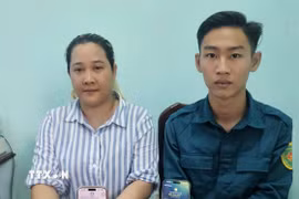 Anh Đỗ Văn Quý (SN 2006, phường Vĩnh Thông, An Giang) trả lại 290 triệu đồng cho bà Nguyễn Thị Huỳnh (xã Cái Nước, Cà Mau) là người đã chuyển nhầm số tiền trên vào tài khoản của Quý. (Ảnh: TTXVN phát)