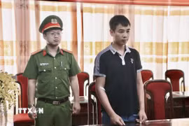 Đối tượng Đỗ Đình Dũng tại cơ quan Công an. (Ảnh: TTXVN phát)