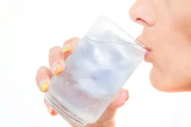 Thật thú vị khi phát hiện uống nước đá lạnh cũng có thể tiêu hao calo nhiều hơn bình thường. (Ảnh: iStock)