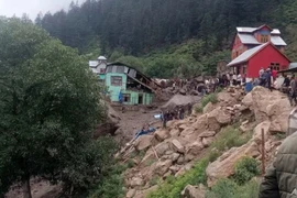 Những tòa nhà bị hư hại do lũ quét tại một khu làng ở khu vực Chositi, Kashmir do Ấn Độ kiểm soát ngày 14/8. (Ảnh: AP)