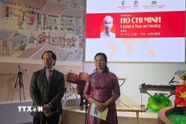 Ông Trần Nhất Hoàng, Phó Tổng đại diện Việt Nam tại EXPO 2025 và bà Lê Thị Phượng, Giám đốc Khu di tích Chủ tịch Hồ Chí Minh tại Phủ Chủ tịch, phát biểu khai mạc. (Ảnh: Nguyễn Tuyến/TTXVN)