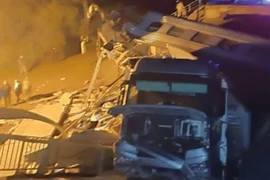 Hiện trường đoàn tàu chở khách bị trật bánh ở vùng Bryansk, miền tây nước Nga sau khi cầu sập. (Ảnh: Telegram)