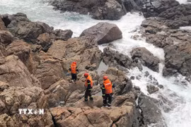 Lực lượng chức năng khẩn trương tìm kiếm người bị nạn. (Ảnh: TTXVN phát)
