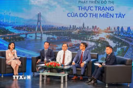 Lãnh đạo UBND thành phố Cần Thơ, Liên đoàn Thương mại và Công nghiệp Việt Nam và doanh nghiệp tham gia Tọa đàm. (Ảnh: Thanh Liêm/TTXVN)