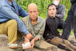 (Hai đối tượng và tang vật. Ảnh: TTXVN phát)