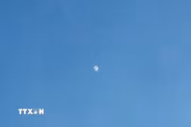 Vệt khói trắng trên bầu trời Jerusalem sau khi hệ thống phòng thủ Israel đánh chặn loạt tên lửa xuất phát từ Iran, ngày 8/6/2026. (Ảnh: THX/TTXVN)