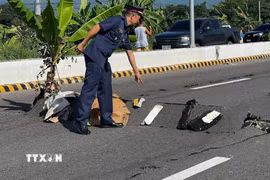 Một đoạn đường bị nứt sau động đất tại tỉnh Nam Cotabato, Philippines ngày 8/6/2026. (Ảnh: THX/TTXVN)