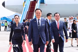 Ủy viên Trung ương Đảng, Bộ trưởng Dân tộc và Tôn giáo Nguyễn Đình Khang đón Thủ tướng Vương quốc Thái Lan Anutin Charnvirakul tại sân bay quốc tế Nội Bài (Hà Nội). (Ảnh: Minh Đức/TTXVN)
