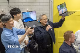 Chủ tịch công ty KRAFTON Byung-gyu Chang (áo xanh nhạt) và Giám đốc điều hành (CEO) tập đoàn NVIDIA Jensen Huang. (Ảnh: Đức Thắng/TTXVN)