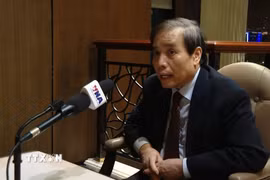 Giáo sư Vũ Minh Khương- Trường Chính sách công Lý Quang Diệu trả lời phỏng vấn phóng viên TTXVN tại Singapore. (Ảnh: Việt Dũng/TTXVN)