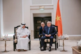 Phó Thủ tướng Thường trực Nguyễn Hòa Bình cùng đoàn công tác làm việc với cơ quan quản lý và cộng đồng doanh nghiệp UAE.