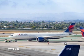 Máy bay của hãng Delta Airlines tại sân bay ở Los Angeles, California, Mỹ. Ảnh: Getty Images/TTXVN)