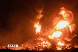 Khói lửa bốc lên sau cuộc không kích của Israel. (Ảnh: THX/TTXVN)