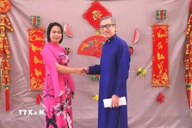 Chủ tịch Hội người Việt Nam tại Israel Trương Thị Hồng và Đại sứ Việt Nam tại Israel Lý Đức Trung. (Ảnh: TTXVN phát)