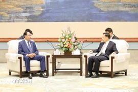 Phó Chủ tịch Quốc hội Trần Quang Phương (trái) hội kiến đồng chí Vương Hiểu Huy, Ủy viên Trung ương Đảng, Bí thư Tỉnh ủy Tứ Xuyên (Trung Quốc). (Ảnh: Công Tuyên/TTXVN)