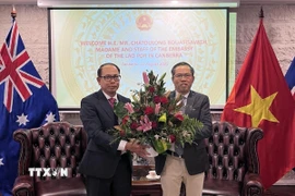 Đại sứ Lào Chatoulong Bouasisavath (trái) và Đại sứ Việt Nam Phạm Hùng Tâm. (Ảnh: TTXVN phát)