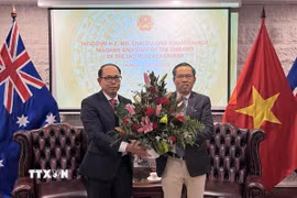Đại sứ Lào Chatoulong Bouasisavath (trái) và Đại sứ Việt Nam Phạm Hùng Tâm. (Ảnh: TTXVN phát)
