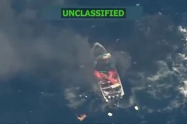 Quân đội Mỹ tấn công một tàu nghi buôn ma túy ở phía đông Thái Bình Dương (Ảnh chụp màn hình của Bộ Chiến tranh Mỹ)