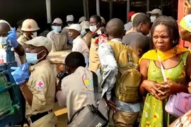 Chuyển thi thể các nạn nhân trong cuộc tấn công của lực lượng phiến quân ADF tại làng Ntoyo, miền đông Congo ngày 9/9. (Ảnh: Reuters)