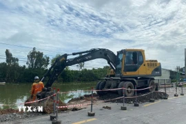 Gia cố điểm sụp, lún tại Km 65+400,Quốc lộ 62 - Quốc lộ N2, thuộc ấp 2, xã Thủy Tây, huyện Thạnh Hóa, tỉnh Long An. (Ảnh: Thanh Bình/TTXVN)