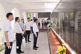 Thường trực Ban Bí thư Trần Cẩm Tú tại Nghĩa trang Liệt sỹ Quốc gia A1. (Ảnh: Phương Hoa/TTXVN)