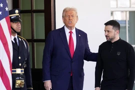 Tổng thống Mỹ Donald Trump với người đồng cấp Ukraine Volodymyr Zelensky. (Nguồn: AP)