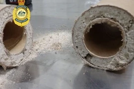 Ma túy đá được phát hiện giấu trong cuộn bìa. (Nguồn: AFP)