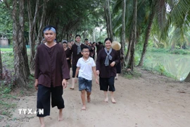 Du khách tham quan, vui chơi tại Khu Du lịch Lan Vương, phường An Hội, tỉnh Vĩnh Long. (Ảnh: Phúc Sơn/TTXVN)