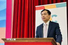 PGS.TS Nguyễn Mạnh Hùng, Phó Giám đốc Học viện Chính trị quốc gia Hồ Chí Minh, Phó Chủ tịch Hội đồng Lý luận Trung ương, phát biểu khai mạc hội thảo. (Ảnh: Việt Đức/TTXVN)